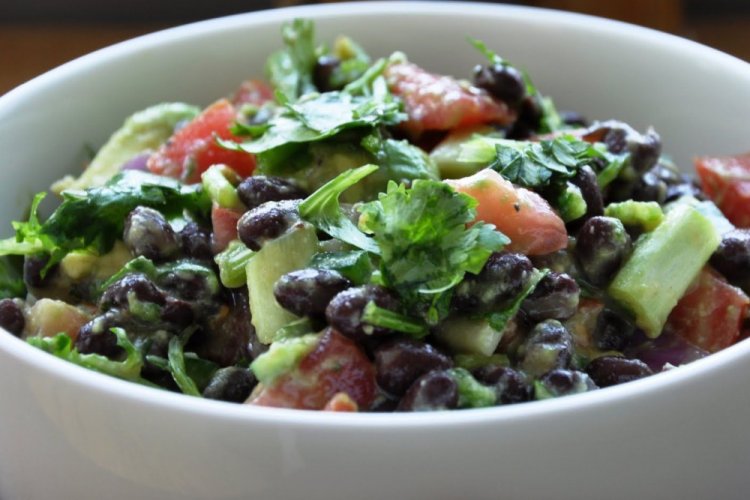 Салат с авокадо, тунцом и фасолью