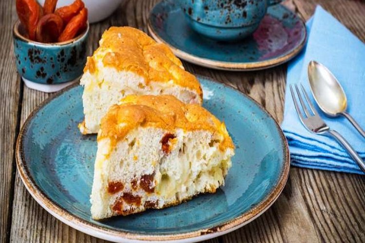 Сметанный пирог с сухофруктами