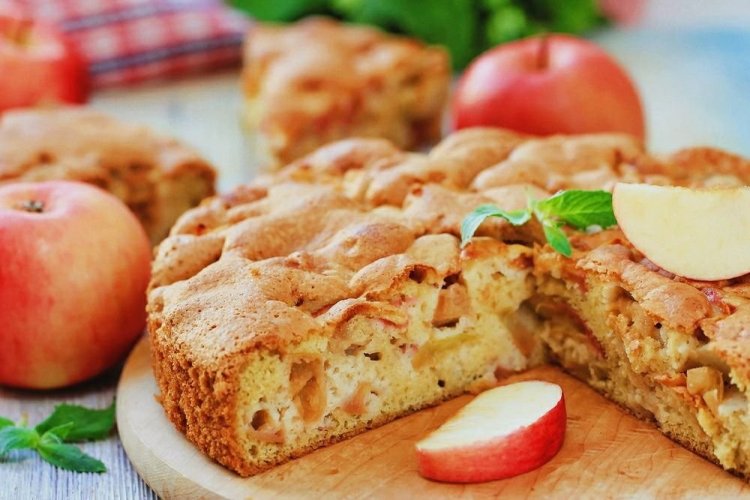 Яблочная шарлотка