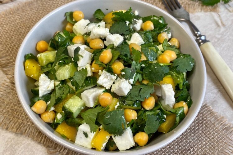 Салат с нутом и брынзой