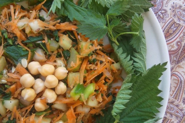 Салат с нутом и крапивой
