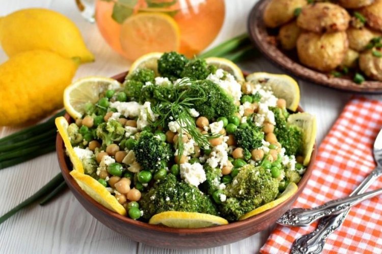 Салат с брокколи и нутом