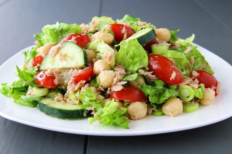 Салат с тунцом и нутом