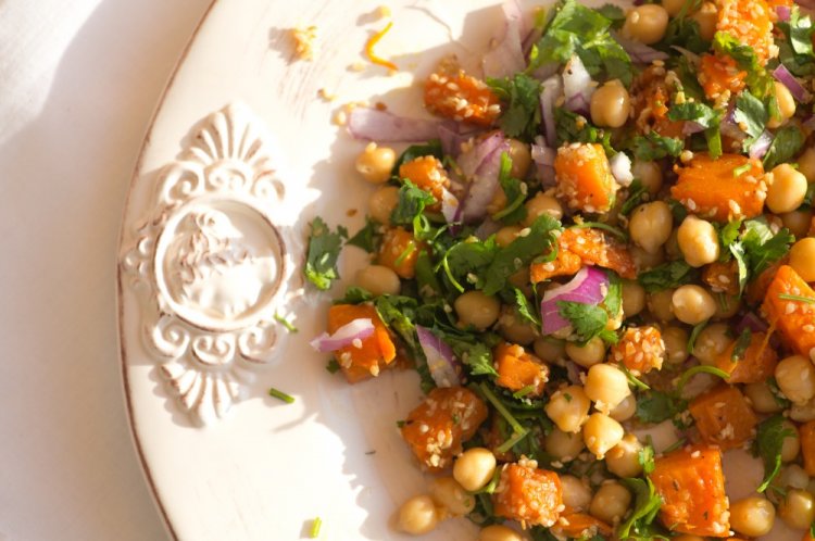 Теплый салат с тыквой и нутом