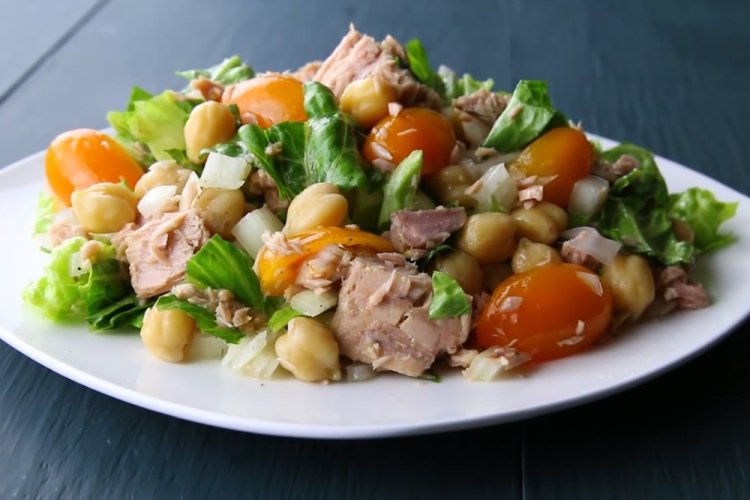 Салат с рыбными консервами и нутом