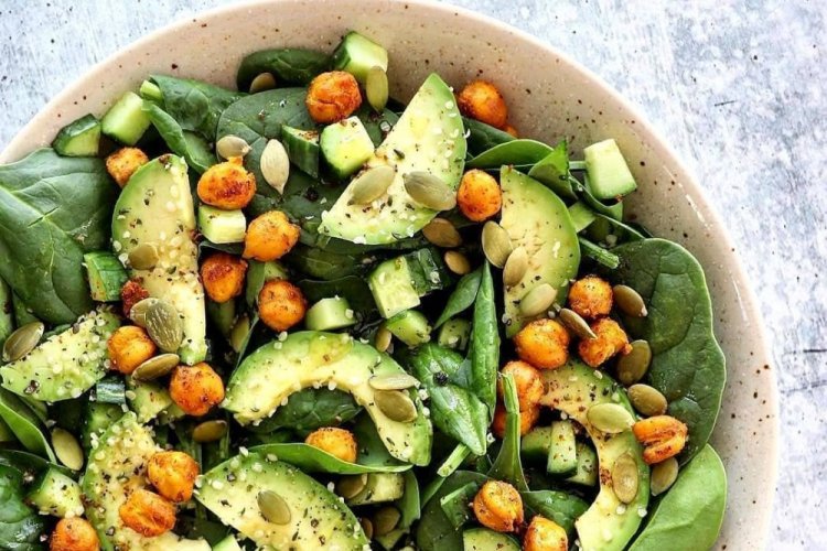 Салат со шпинатом, авокадо и нутом
