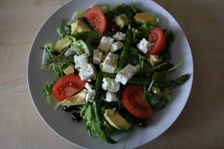 Салат с авокадо, сыром фета и красной фасолью