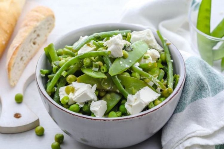 Салат со стручковой фасолью, зеленым горошком и фетой