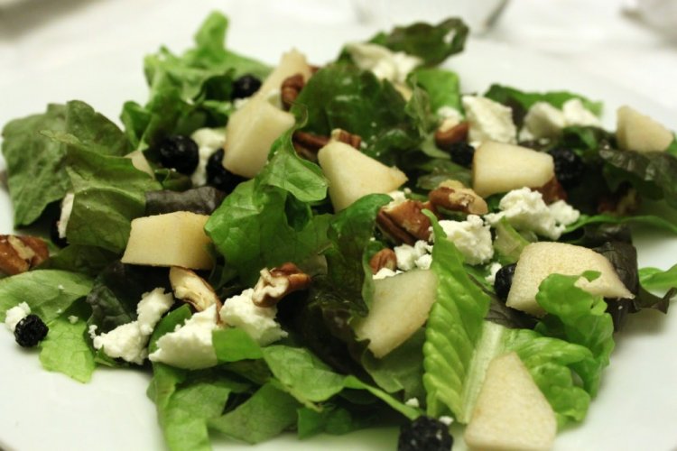 Салат с яблоками, грушей и фетой