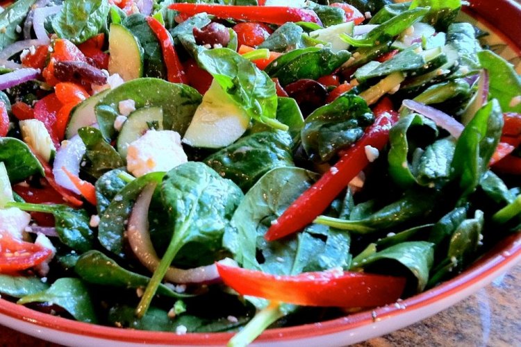 Салат со свекольной ботвой, шпинатом и фетой