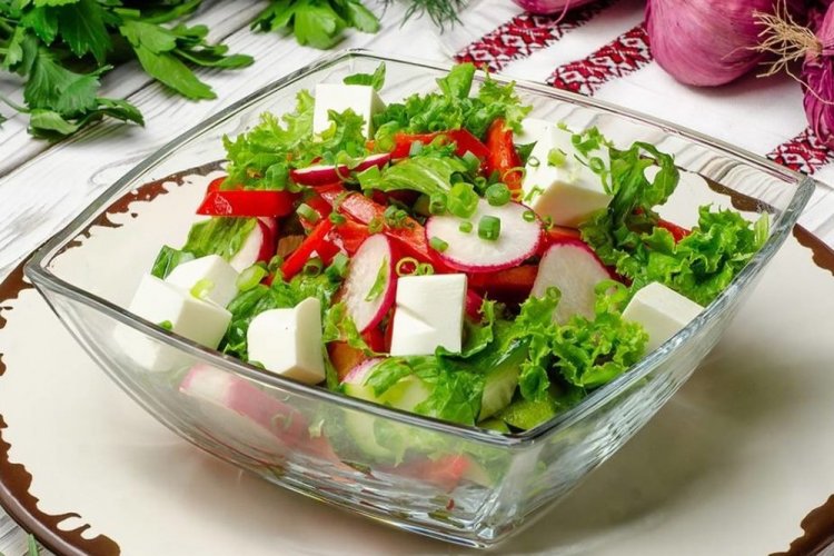 Салат с редиской и сыром фета