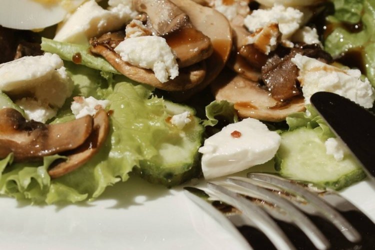 Салат с куриной печенью, фетой и грибами