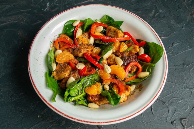 Салат с курицей, шпинатом и фетой