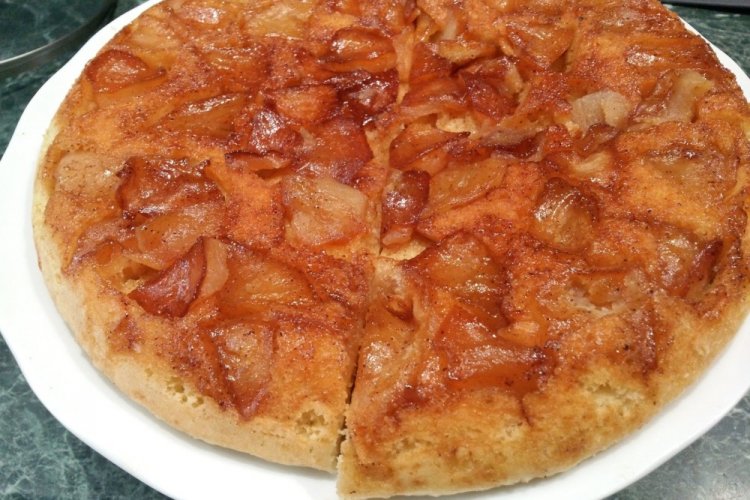 Шарлотка с яблоками на сковороде