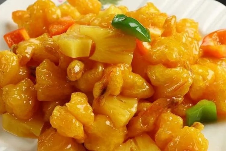 Жареные креветки с ананасами на сковороде