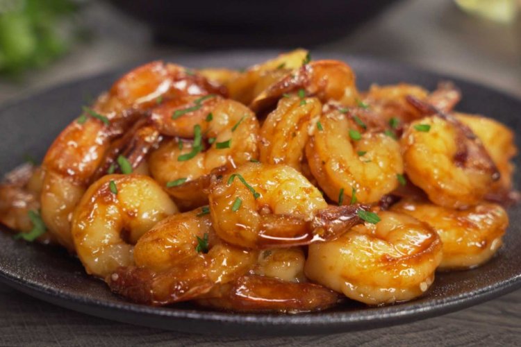Жареные креветки с чесноком и соевым соусом