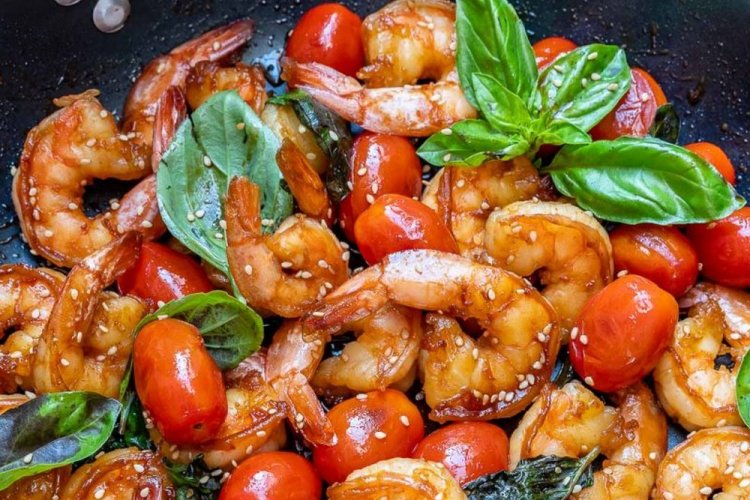 Жареные креветки с помидорами черри