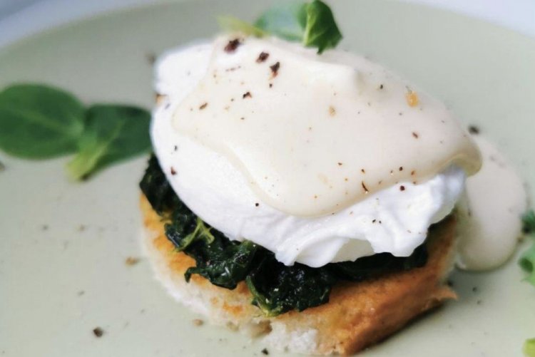 Яйца Бенедикт с соусом Морне