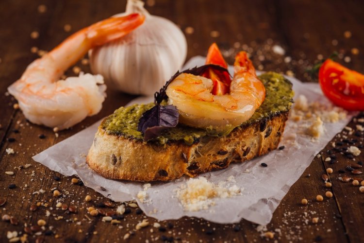 Брускетта с креветками и соусом песто