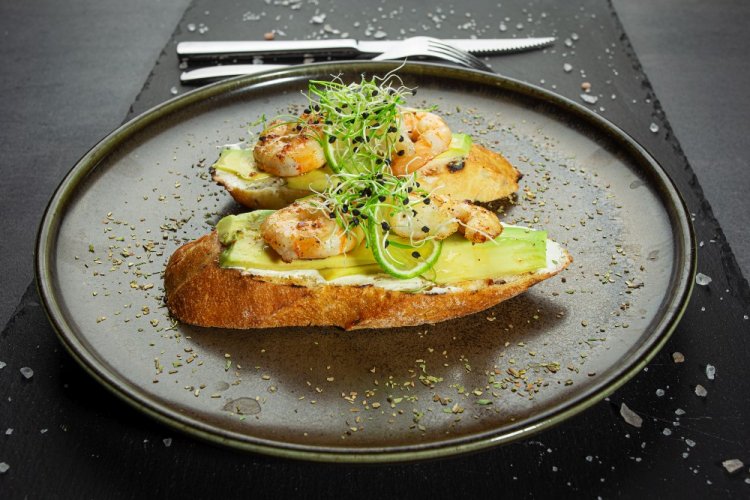 Брускетта с креветками и ломтиками авокадо