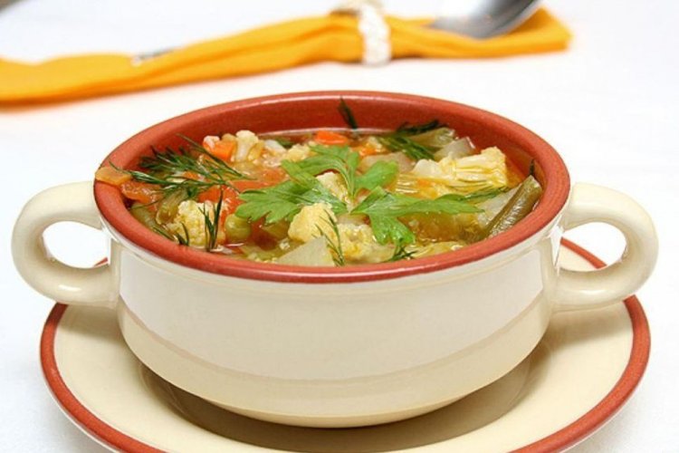 Суп из сельдерея, стручковой фасоли и цветной капусты