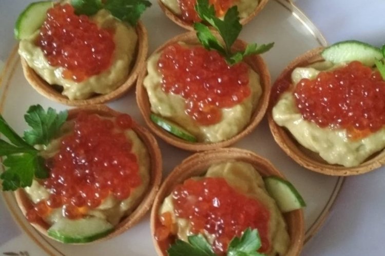 Тарталетки с огурцами, авокадо и красной икрой