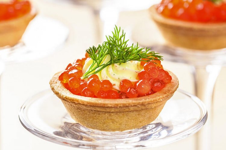 Тарталетки с зеленым маслом и красной икрой