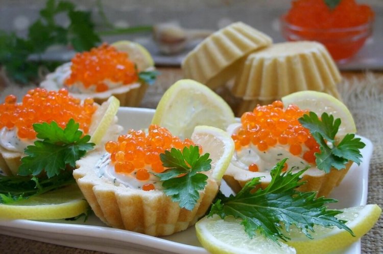Тарталетки с красной икрой и грецкими орехами