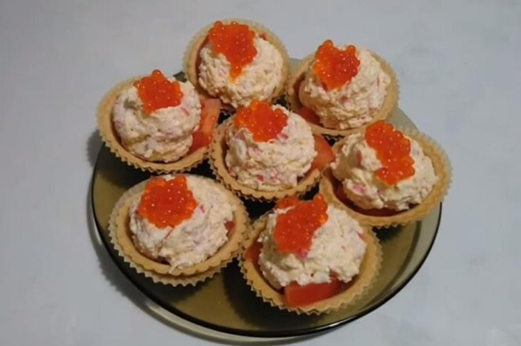 Тарталетки с крабовыми палочками и красной икрой