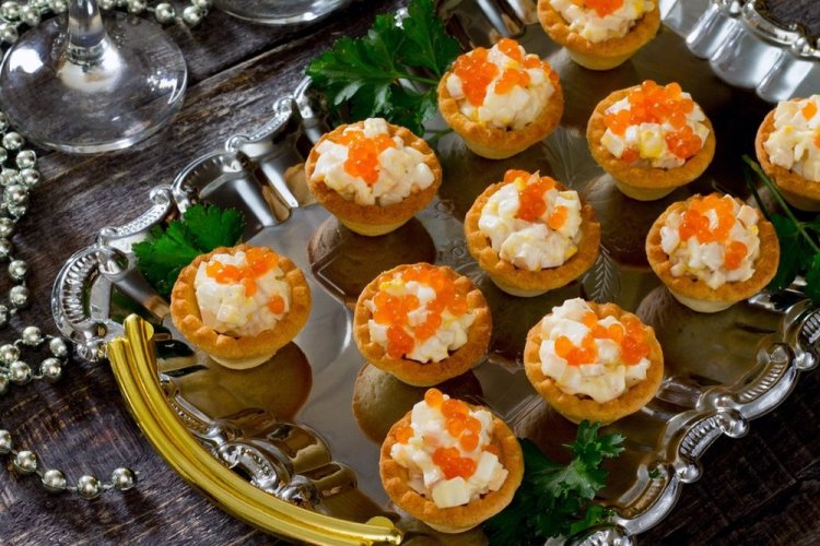 Тарталетки с кальмарами и красной икрой