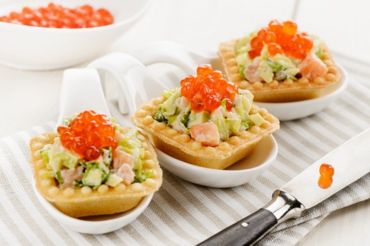 Тарталетки с красной рыбой, авокадо и красной икрой