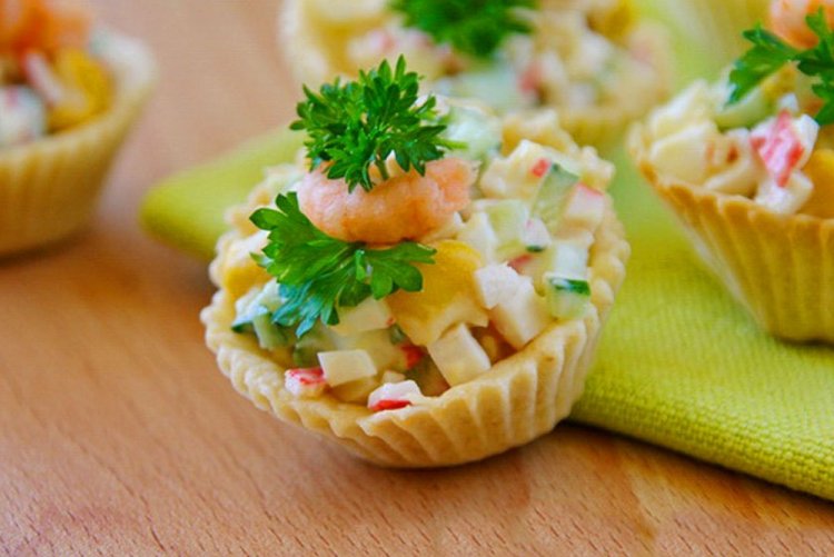 Тарталетки с креветками и крабовыми палочками