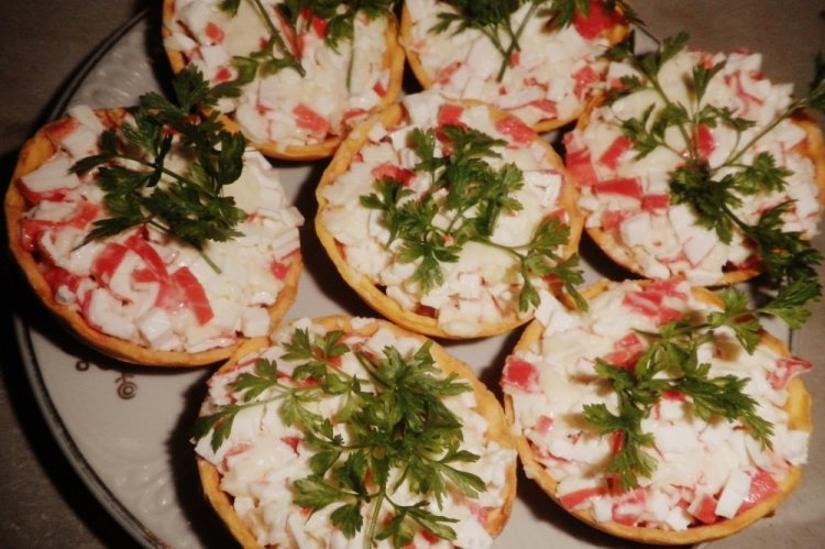 Тарталетки с крабовыми палочками и горчичной заправкой