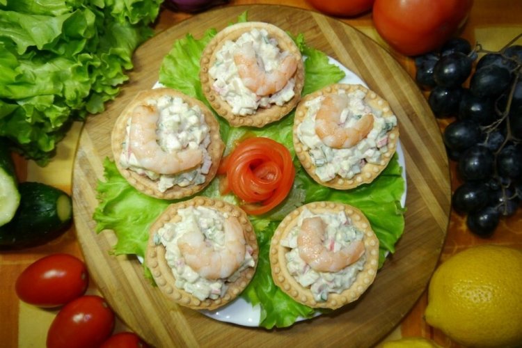 Тарталетки с креветками, крабовыми палочками и творожным сыром