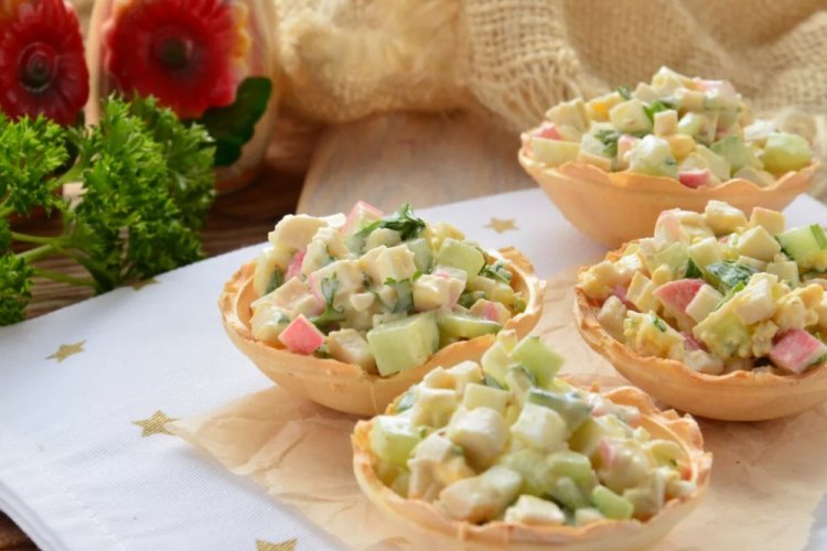 Тарталетки с крабовыми палочками и яблоком
