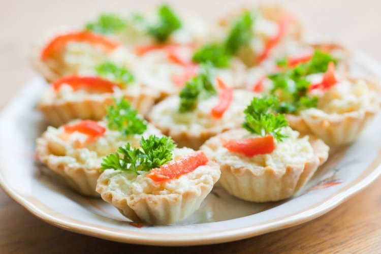 Тарталетки с крабовыми палочками и оливками