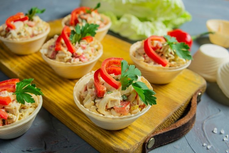 Тарталетки с крабовыми палочками и овощами