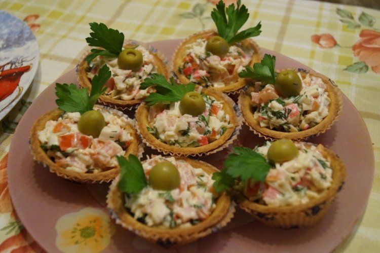 Тарталетки с рыбными консервами и крабовыми палочками