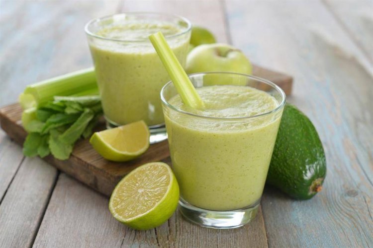 Детокс-смузи из сельдерея, авокадо и зеленого яблока