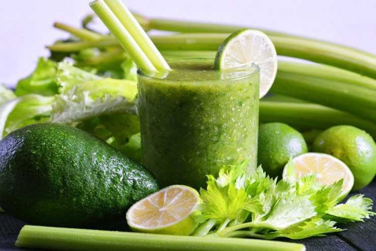 Детокс-смузи из авокадо и сельдерея