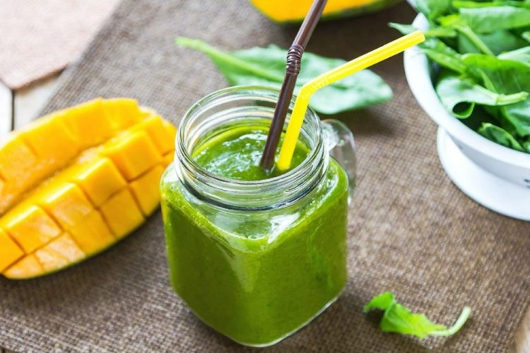 Смузи из манго и шпината