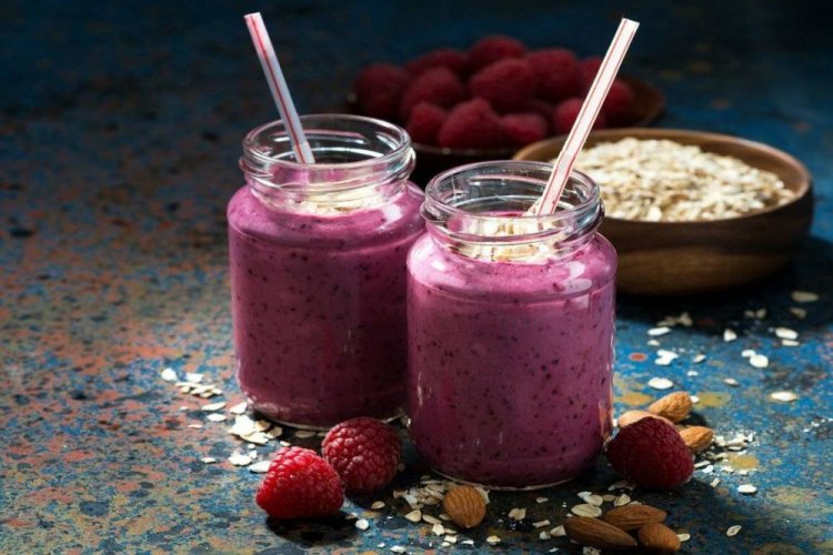 Смузи из малины с овсянкой и миндальным молоком