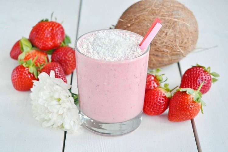 Клубничный смузи с кокосом и кокосовым молоком