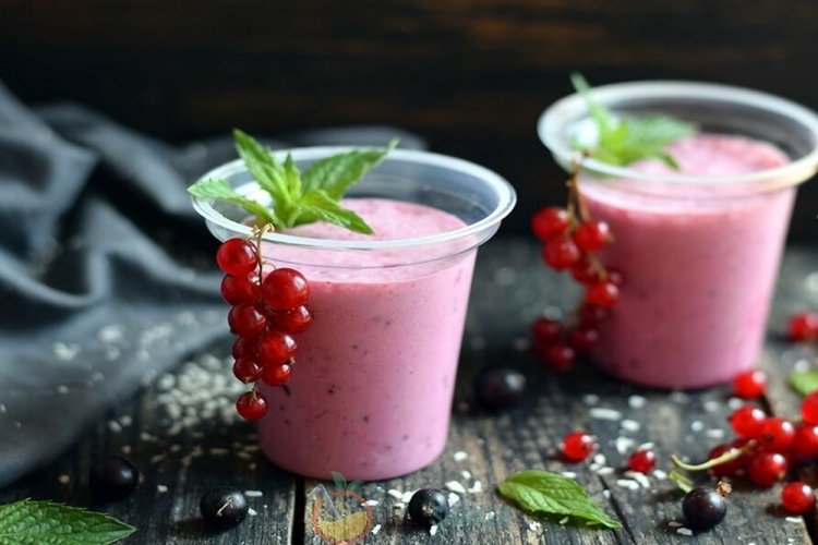Смузи из красной смородины с овсянкой и молоком