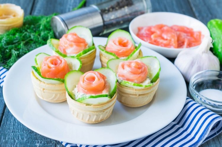 Тарталетки с красной рыбой и огурцом
