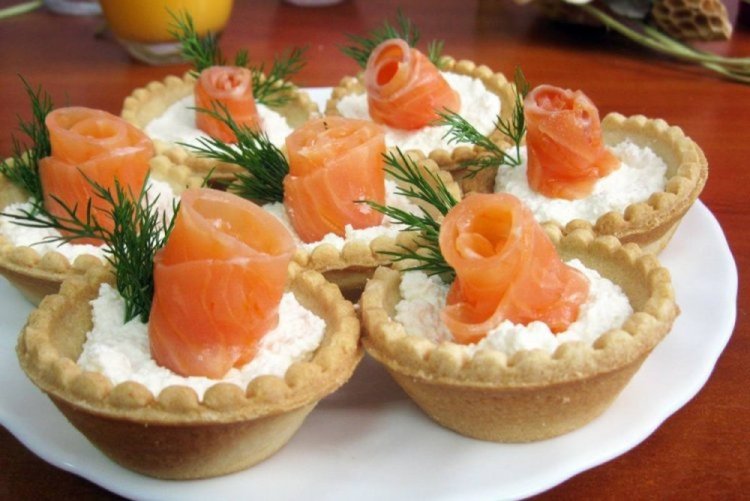 Тарталетки с крабовыми палочками и красной рыбой