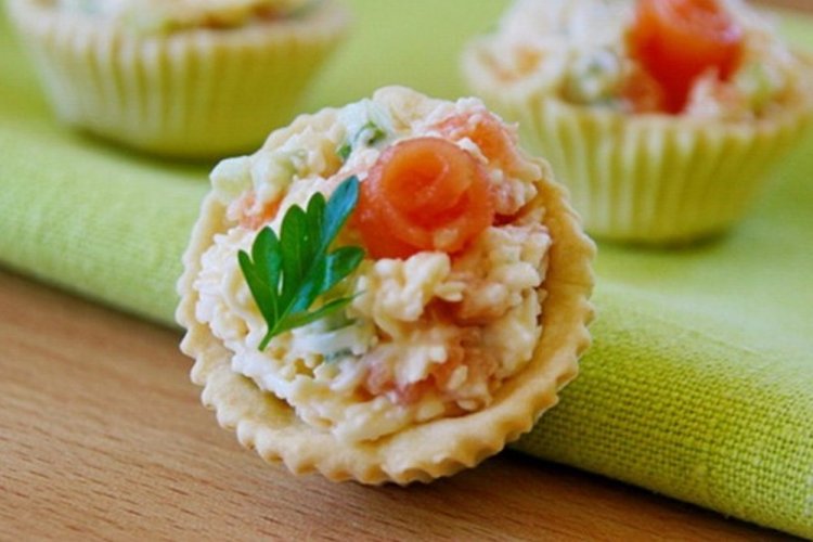 Тарталетки с плавленым сыром и красной рыбой