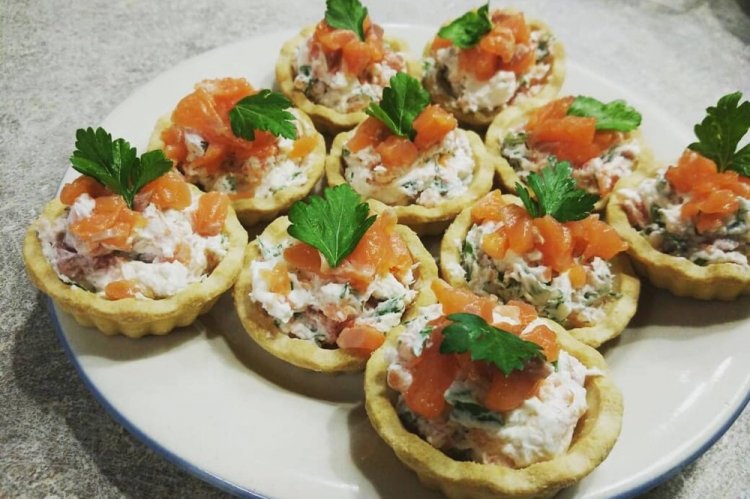 Тарталетки с красной рыбой и икрой мойвы