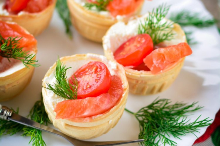 Тарталетки с красной рыбой и помидорами черри
