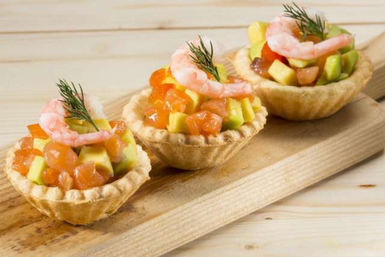 Тарталетки с креветками и красной рыбой